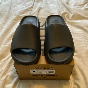 YEEZY SLIDE GRANITE
